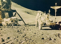 Zdjęcie ofiarowane Prof. M. Mięsowiczowi przez załogę Apollo 15 podczas wizyty w Krakowie 21.01.1972